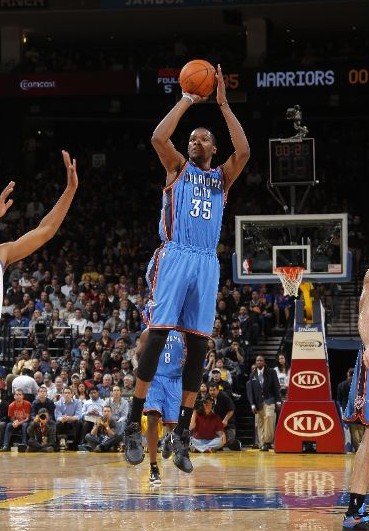 状态不佳！方硕全场10投4中，三分3中0，得到10分2篮板5助攻.